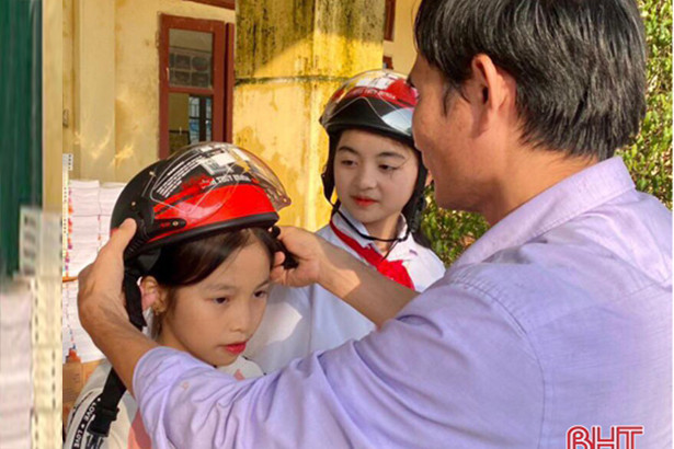 Hơn 400 giáo viên, học sinh Cẩm Xuyên được tuyên truyền về an toàn giao thông