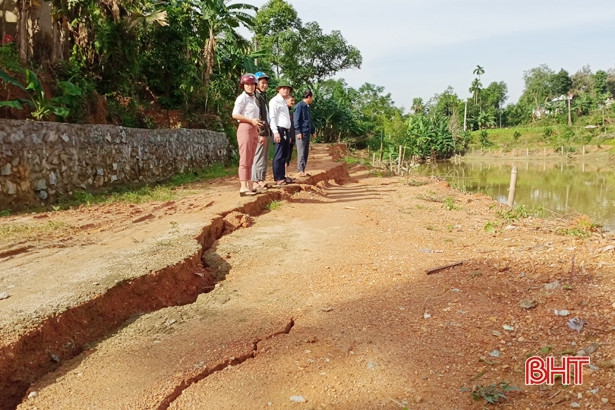 Người dân Vũ Quang tỉa cây, gia cố chuồng trại ứng phó với bão số 13