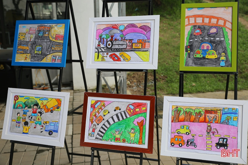 Thầy trò Trường Albert Einstein tưởng niệm nạn nhân tử vong vì TNGT