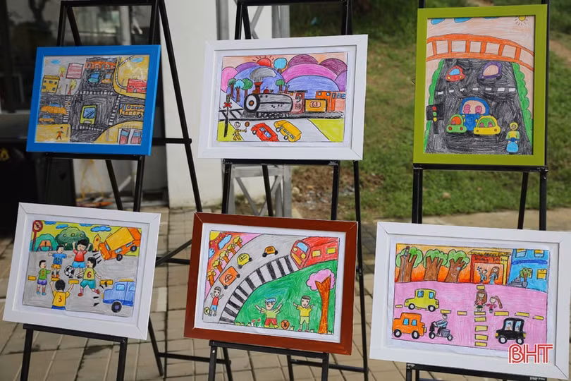 Thầy trò Trường Albert Einstein tưởng niệm nạn nhân tử vong vì TNGT