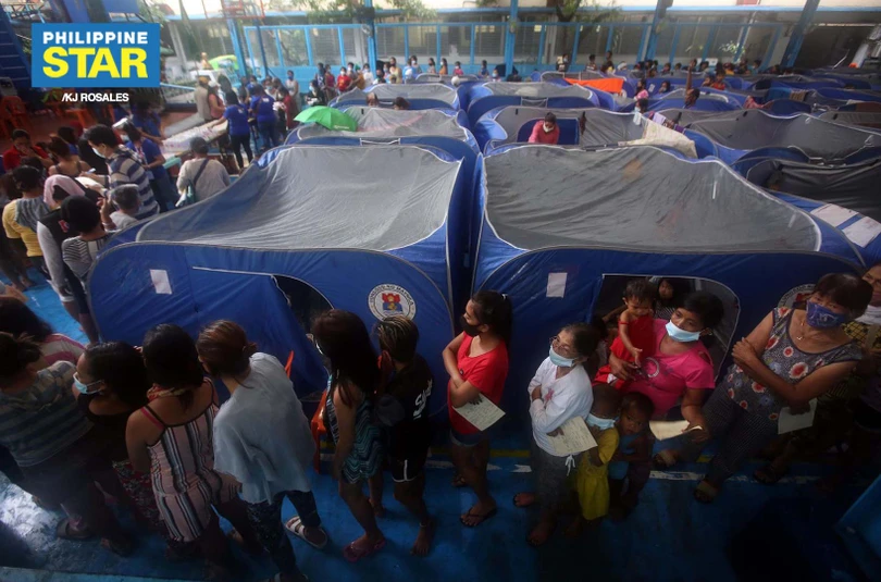 Bão Vamco gây lụt chạm nóc nhà ở Philippines