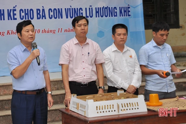 Người dân bị thiệt hại do lũ lụt ở Hà Tĩnh tiếp tục đón nhận sự hỗ trợ từ các tổ chức, đơn vị