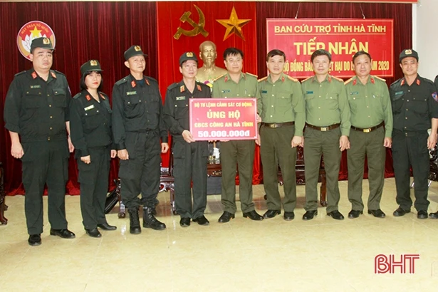 Người dân bị thiệt hại do lũ lụt ở Hà Tĩnh tiếp tục đón nhận sự hỗ trợ từ các tổ chức, đơn vị