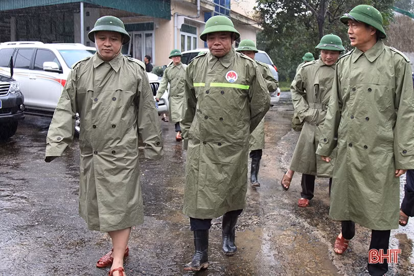 Bộ trưởng Bộ NN&PTNT: Tuyệt đối không chủ quan bởi hoàn lưu bão 13 gây mưa lớn