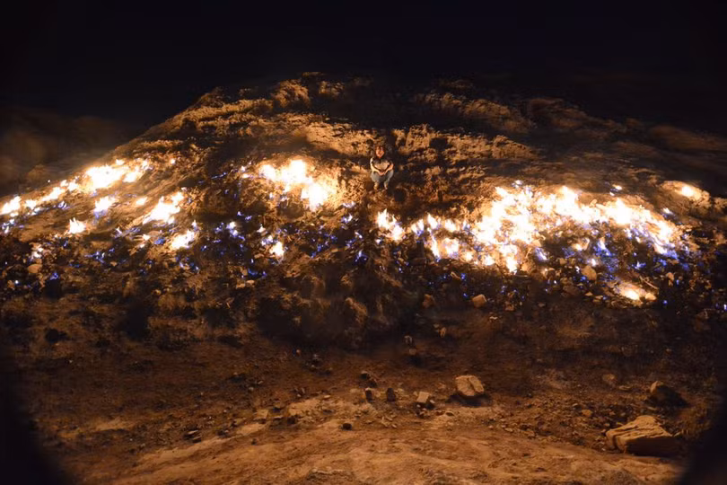 Sườn đồi tự bốc cháy là điểm dã ngoại ở Iran