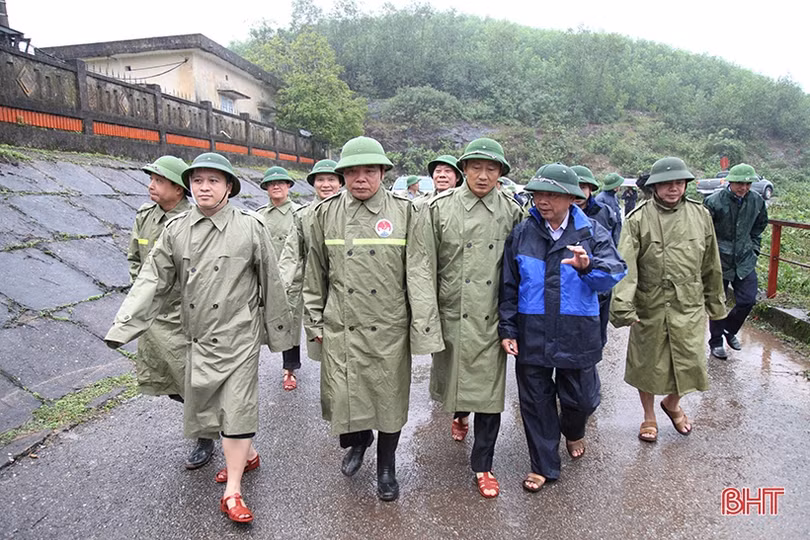 Bộ trưởng Bộ NN&PTNT: Tuyệt đối không chủ quan bởi hoàn lưu bão 13 gây mưa lớn