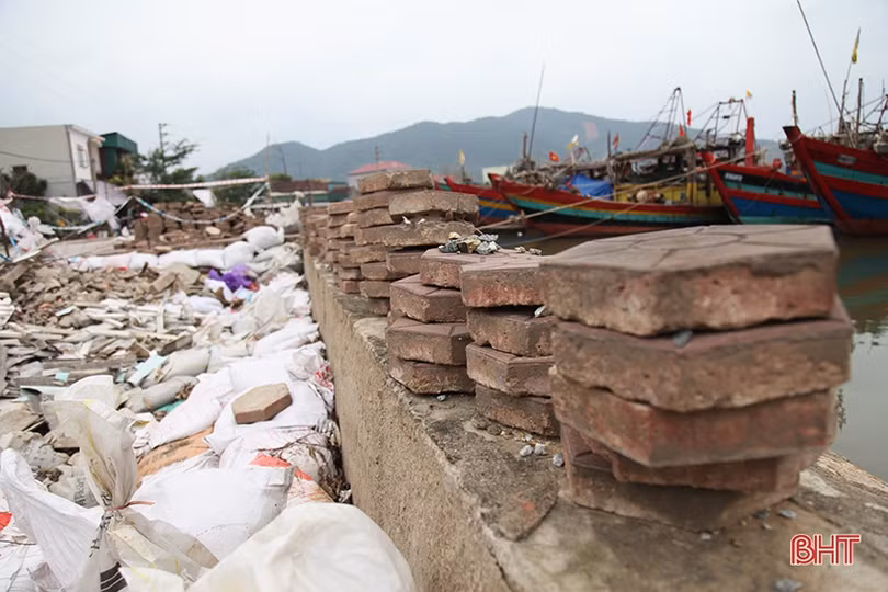 Bờ kè khu neo đậu tránh trú bão ở Hà Tĩnh sụt lún nghiêm trọng