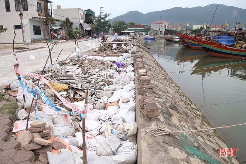 Bờ kè khu neo đậu tránh trú bão ở Hà Tĩnh sụt lún nghiêm trọng