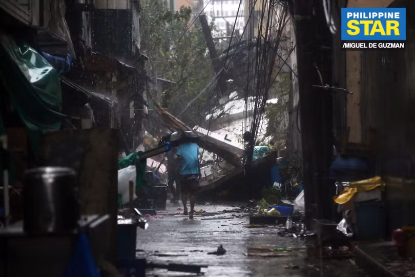 Bão Vamco gây lụt chạm nóc nhà ở Philippines