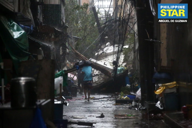 Bão Vamco gây lụt chạm nóc nhà ở Philippines