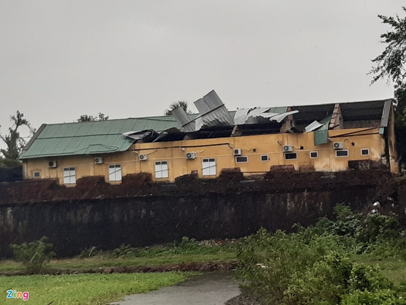 Bệnh viện, trường học tốc mái do bão Vamco