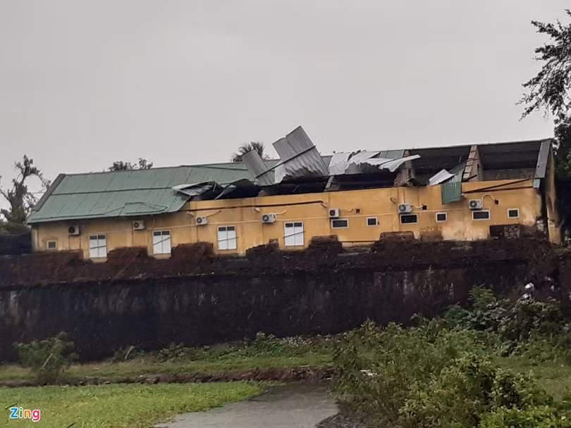 Bệnh viện, trường học tốc mái do bão Vamco