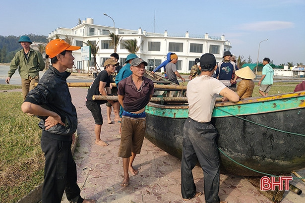 Thuyền bị lật trên vùng biển Hà Tĩnh được đưa vào bờ kịp thời