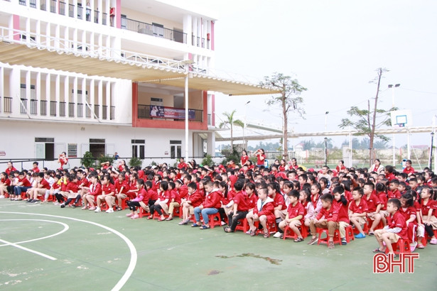 Học sinh tiểu học iSchool Hà Tĩnh hào hứng với “Giao thông an toàn - cứu ngàn sinh mạng”