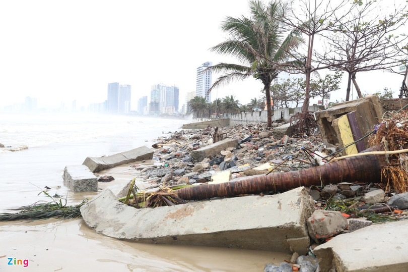 Bệnh viện, trường học tốc mái do bão Vamco