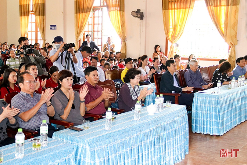 Nguyên Phó Chủ tịch nước Trương Mỹ Hoa thăm hỏi, tặng quà bà con vùng lũ Hà Tĩnh