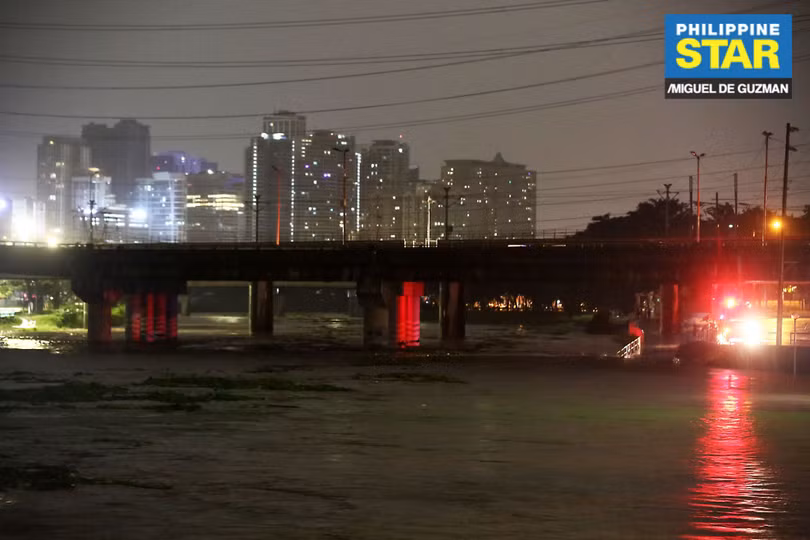 Bão Vamco gây lụt chạm nóc nhà ở Philippines