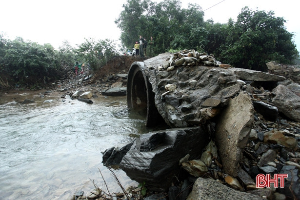 Sau phản ánh của Báo Hà Tĩnh, cầu dân sinh ở TX Kỳ Anh được khắc phục tạm thời để bà con đi lại
