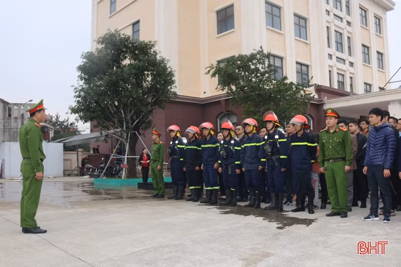 Diễn tập chữa cháy do chập điện tại Ngân hàng