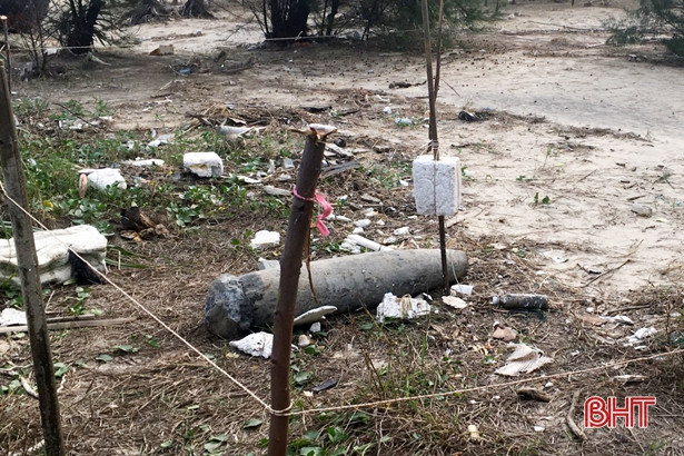 Phát hiện quả bom nặng gần 100 kg ở bờ biển thị xã Kỳ Anh