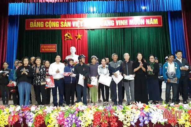 Các nhà hảo tâm tiếp tục đồng hành cùng người dân vùng lũ Hà Tĩnh