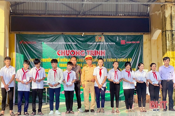 Hơn 400 giáo viên, học sinh Cẩm Xuyên được tuyên truyền về an toàn giao thông