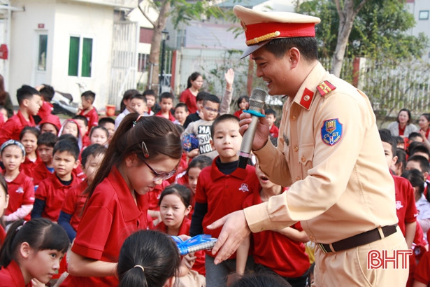 Học sinh tiểu học iSchool Hà Tĩnh hào hứng với “Giao thông an toàn - cứu ngàn sinh mạng”
