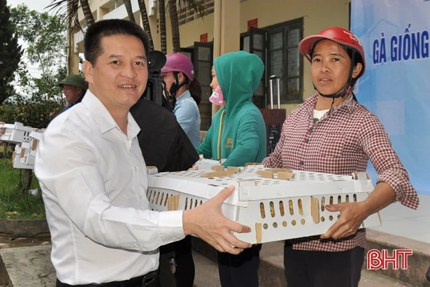 Người dân bị thiệt hại do lũ lụt ở Hà Tĩnh tiếp tục đón nhận sự hỗ trợ từ các tổ chức, đơn vị