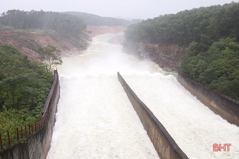 Bộ trưởng Bộ NN&PTNT: Tuyệt đối không chủ quan bởi hoàn lưu bão 13 gây mưa lớn