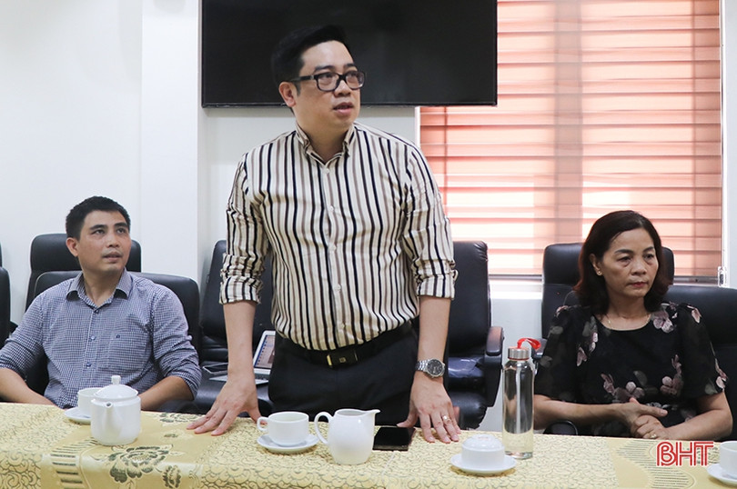 Trao tặng 565 bộ sách giáo khoa cho học sinh Hà Tĩnh có hoàn cảnh khó khăn