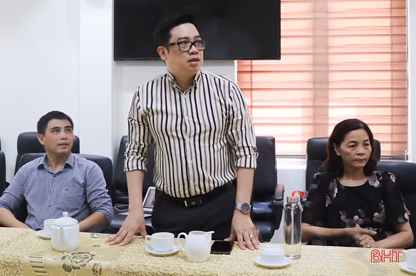 Trao tặng 565 bộ sách giáo khoa cho học sinh Hà Tĩnh có hoàn cảnh khó khăn