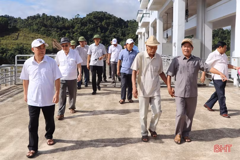 Đoàn nguyên lãnh đạo tỉnh Nghệ Tĩnh, Nghệ An đánh giá cao cách làm nông thôn mới ở Vũ Quang