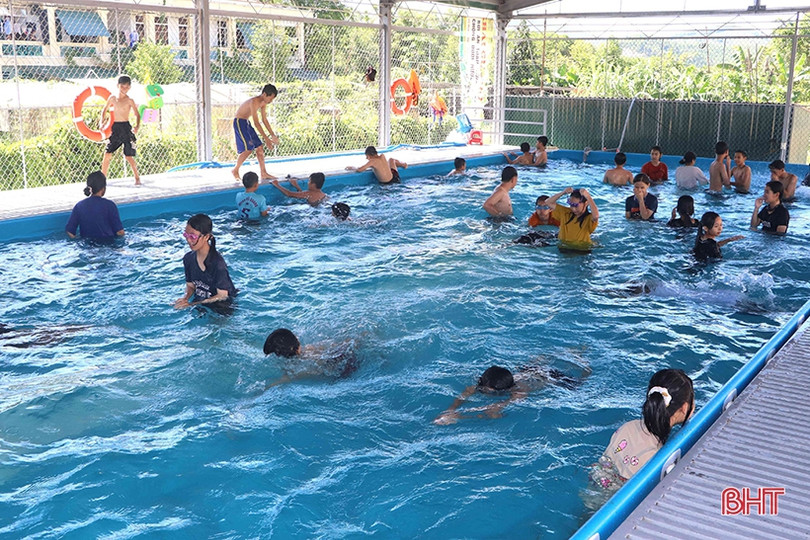 Dạy bơi miễn phí cho học sinh miền núi Vũ Quang