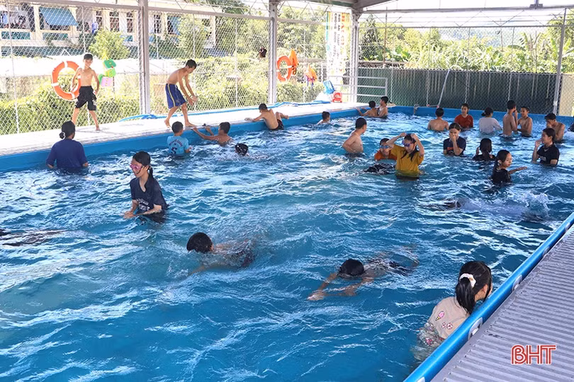 Dạy bơi miễn phí cho học sinh miền núi Vũ Quang