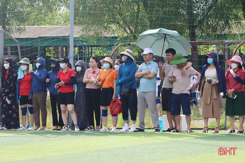 Đầy ắp tiếng cười tại giải bóng đá nữ huyện Cẩm Xuyên