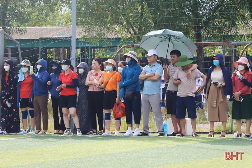 Đầy ắp tiếng cười tại giải bóng đá nữ huyện Cẩm Xuyên