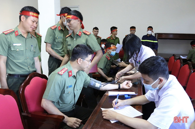 Giám đốc Công an Hà Tĩnh cùng 250 cán bộ, chiến sỹ tham gia hiến máu tình nguyện