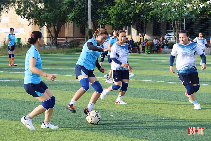 Đầy ắp tiếng cười tại giải bóng đá nữ huyện Cẩm Xuyên