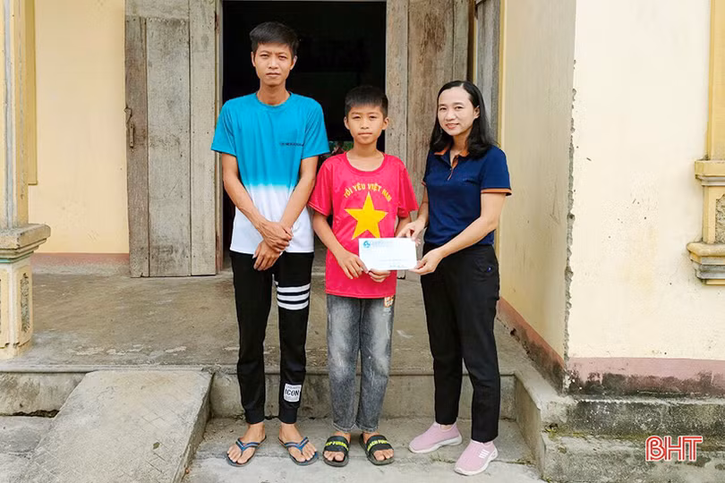 “Mẹ đỡ đầu” viết tiếp giấc mơ cho trẻ em khó khăn ở Hương Sơn