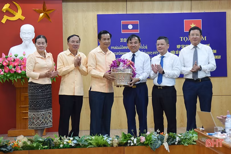 Hà Tĩnh - Bolykhămxay tăng cường hợp tác sản xuất nấm, nuôi hươu