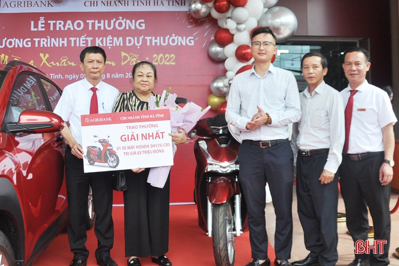 Agribank Chi nhánh tỉnh Hà Tĩnh trao Hyundai Kona cho khách hàng trúng thưởng
