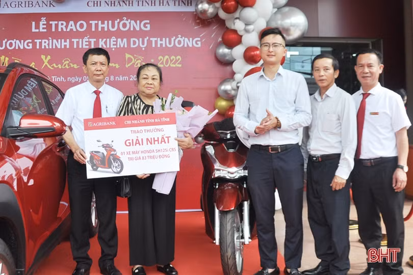 Agribank Chi nhánh tỉnh Hà Tĩnh trao Hyundai Kona cho khách hàng trúng thưởng