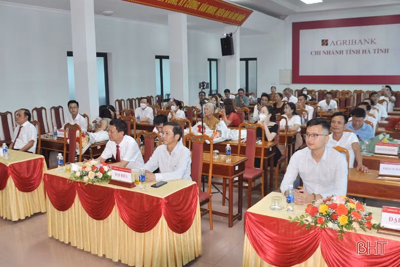 Agribank Chi nhánh tỉnh Hà Tĩnh trao Hyundai Kona cho khách hàng trúng thưởng