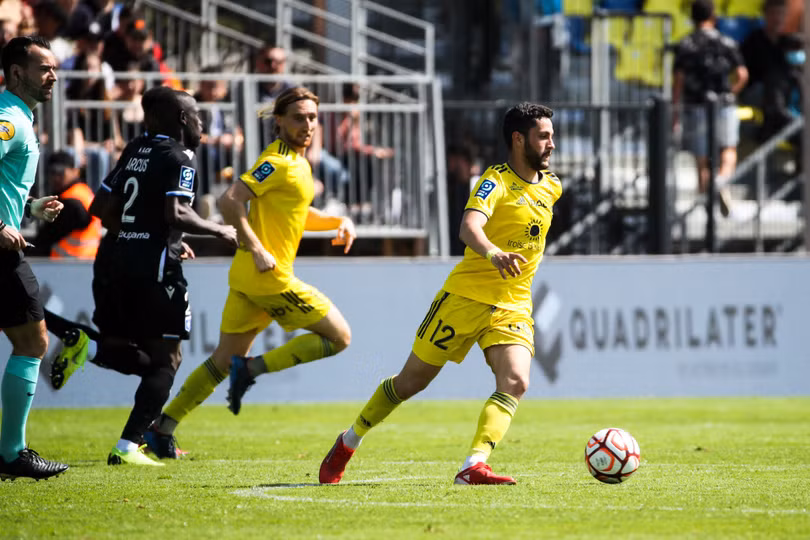 6 tiền vệ cạnh tranh với Quang Hải tại Pau