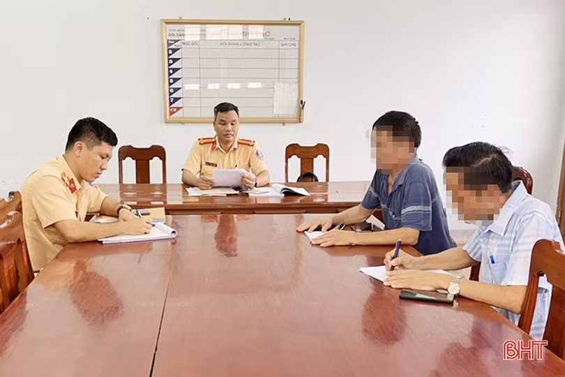 Sớm ngăn chặn tình trạng đỗ xe trên cầu Cửa Hội để chụp ảnh