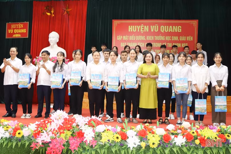 Vũ Quang tuyên dương học sinh giỏi, đạt kết quả cao kỳ thi tốt nghiệp THPT