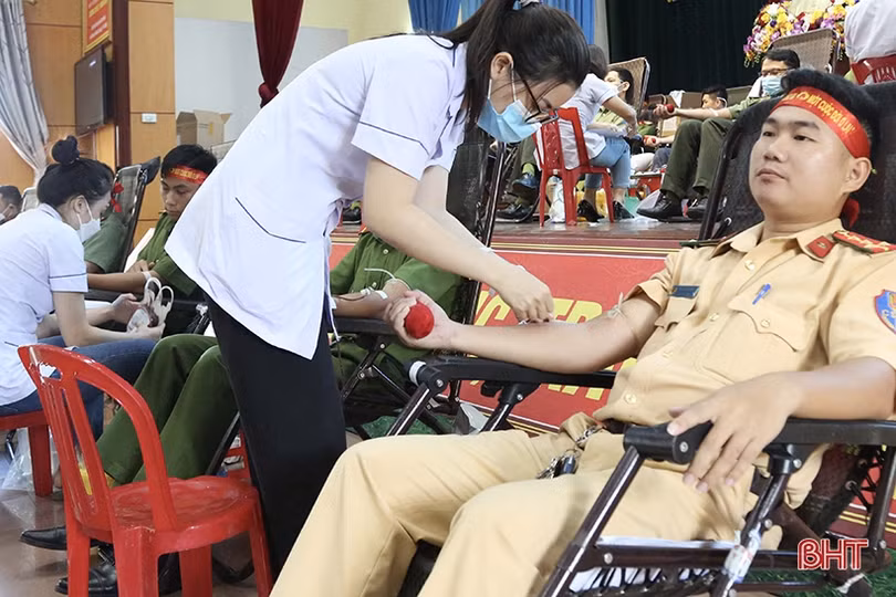 Giám đốc Công an Hà Tĩnh cùng 250 cán bộ, chiến sỹ tham gia hiến máu tình nguyện