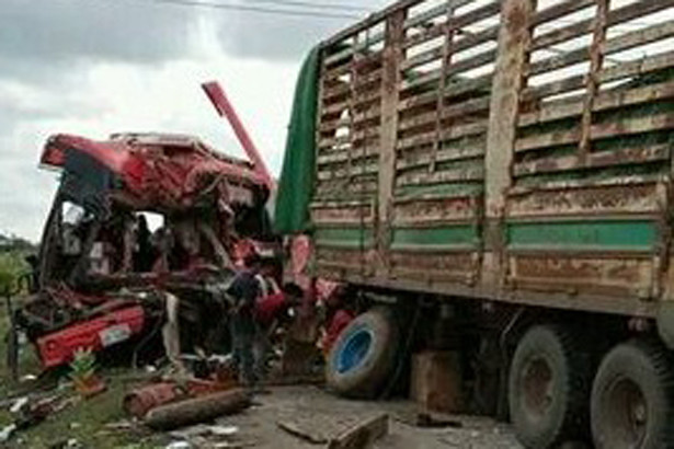 Lào khẩn trương điều tra vụ tai nạn xe du lịch làm 6 người chết