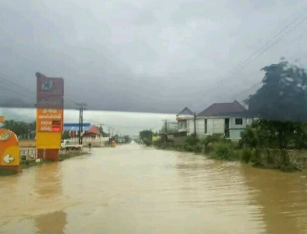Mưa lớn làm ngập nhiều tuyến phố và nhà dân ở Thủ đô Vientiane, Lào