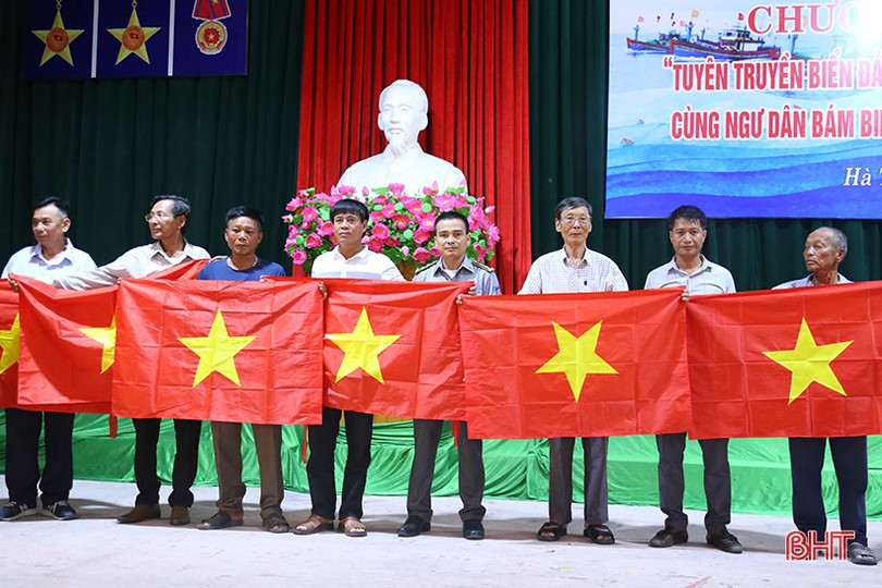 Trang bị kiến thức pháp lý cho cán bộ quản lý cảng cá, ngư dân ở Lộc Hà